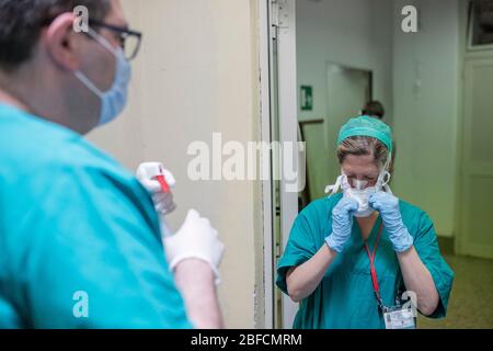 Rome, Italie. 17 avril 2020. Le personnel de santé travaille dans la région de Covid de l'hôpital militaire polyclinique de Celio (Policlinico Militare Celio) où le génome du Coronavirus (COVID-19) a été séquencé. (Photo de Davide Fracassi/Pacific Press) crédit: Agence de presse du Pacifique/Alay Live News Banque D'Images