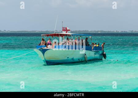 George Town, Grand Cayman Islands, Royaume-Uni - 23 avril 2019: Les touristes sur un bateau à la ville sauvage de Stingray sur Gran Cayman, îles Caïmanes, où les raies sont a Banque D'Images