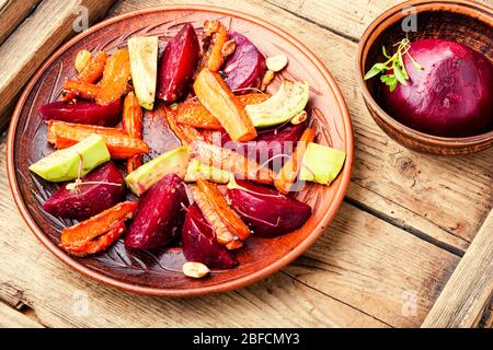 Salade de carottes caramélisées, avocat, betteraves et noix. Banque D'Images