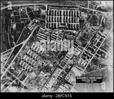 CAMP DE CONCENTRATION D'AUSCHWITZ no 1, 4 avril 1944. Photo de reconnaissance aérienne prise à partir de 26 000 pieds par la SAAF du 60e Escadron. Le camp a été photographié accidentellement lorsqu'ils sont allés photographier la plantation de caoutchouc à côté du camp. Lorsque les photos ont été analysées, ils ont trouvé des rangées de personnes qui s'étaient alignés dans le camp. Des photos ont également montré des cheminées et toutes les autres caractéristiques d'un camp pour prisonniers. Cela, avec d'autres renseignements a prouvé que des camps d'extermination existaient. Banque D'Images