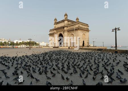 Routes désertes et circulation très minimale à la porte de l'Inde, à Mumbai en raison de la pandémie de Covid 19. Banque D'Images