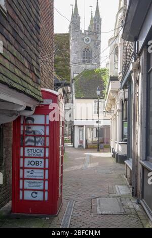 Ashford, Kent, Royaume-Uni - 9 mars 2020: Vue de la rue High vers l'église Sainte Marie la Vierge avec un téléphone rouge en premier plan Banque D'Images