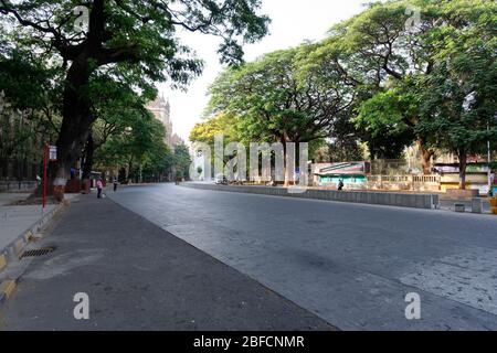 Routes désertes et circulation très minimale au cinéma Regal à Mumbai en raison de la pandémie de Covid 19. Magasins fermés et très peu de personnes se déplacent autour. Banque D'Images