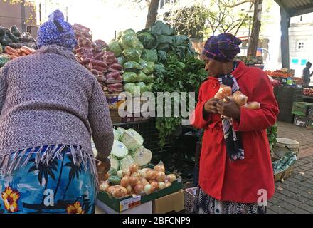 Johannesburg, Afrique du Sud. 17 avril 2020. Un citoyen achète des légumes dans un décrochage à Johannesburg, en Afrique du Sud, le 17 avril 2020. L'Afrique du Sud a enregistré vendredi 178 nouveaux cas confirmés de COVID-19, la hausse la plus forte depuis un jour, puisque le pays a enregistré son premier cas confirmé le 5 mars, selon le Ministère de la Santé. À partir de 4 h, samedi, heure locale, le pays a signalé 2 783 cas confirmés et 50 décès, selon un décompte de l'Université Johns Hopkins. Crédit: Zodidi Mhlana/Xinhua/Alay Live News Banque D'Images