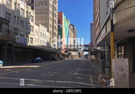 Johannesburg, Afrique du Sud. 17 avril 2020. Photo montre une rue vide à Johannesburg, Afrique du Sud, 17 avril 2020. L'Afrique du Sud a enregistré vendredi 178 nouveaux cas confirmés de COVID-19, la hausse la plus forte depuis un jour, puisque le pays a enregistré son premier cas confirmé le 5 mars, selon le Ministère de la Santé. À partir de 4 h, samedi, heure locale, le pays a signalé 2 783 cas confirmés et 50 décès, selon un décompte de l'Université Johns Hopkins. Crédit: Zodidi Mhlana/Xinhua/Alay Live News Banque D'Images