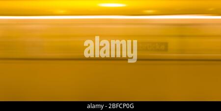 Un métro jaune entre dans la gare Banque D'Images