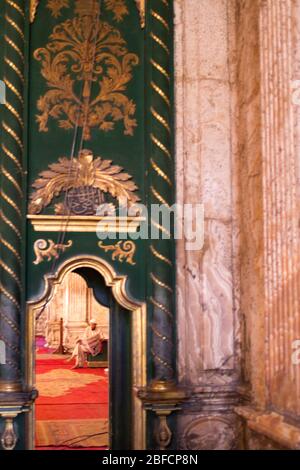 Intérieur de la mosquée de Muhamed Ali Pasha dans la Citadelle de Saladin au Caire, Egypte. Banque D'Images