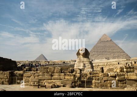 Le Sphinx et les grandes pyramides du temple de Gizeh, près du Caire, en Égypte. Banque D'Images