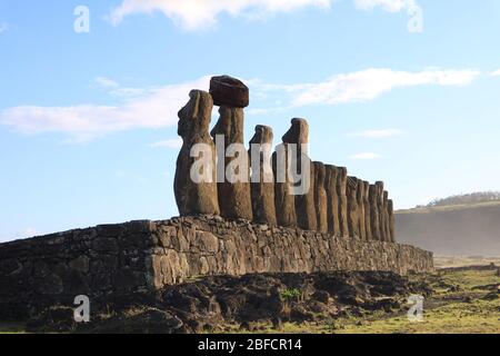 15 gigantesques statues Moai de l'AHU Tongariki vue de l'arrière, site du patrimoine mondial de l'UNESCO, île de Pâques, Chili, Amérique du Sud Banque D'Images