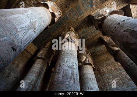Colonnes à l'intérieur du Temple de Hathor à Dendera près de Louxor, Égypte. Banque D'Images