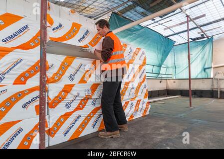 Réparation à domicile. Étanchéité et isolation thermique d'un toit – terrasse Banque D'Images