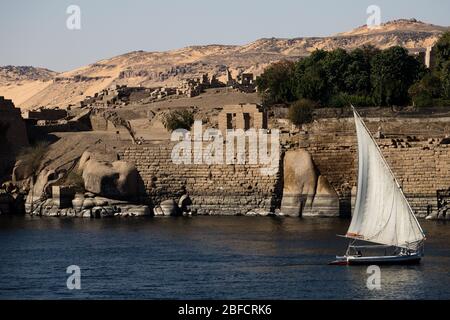 Un bateau felucca navigue le long de la rive de l'île Éléphantine à Louxor, en Égypte. Banque D'Images