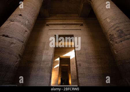 Scène de l'intérieur du sanctuaire d'Isis au temple de Philae sur le Nil près d'Assouan, en Égypte. Banque D'Images