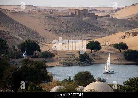 Vue sur le monastère de Saint Simeon de l'autre côté du Nil près d'Assouan, en Égypte. Banque D'Images