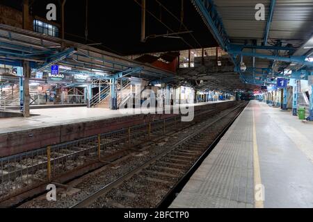 Déserte et pas de service de train à la gare de Dadar West à Mumbai en raison de la pandémie de Covid 19, très peu de personnes se déplacent autour. Banque D'Images