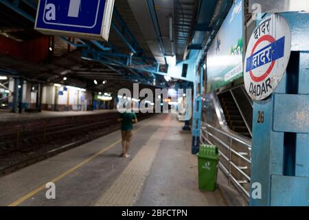 Déserte et pas de service de train à la gare de Dadar West à Mumbai en raison de la pandémie de Covid 19, très peu de personnes se déplacent autour. Banque D'Images