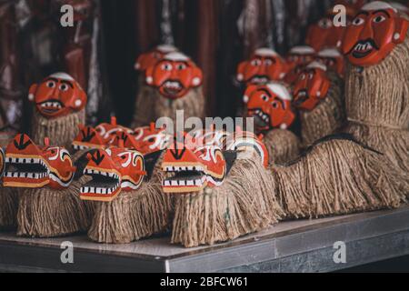 Artisanat et art laotiens traditionnels vendus comme souvenirs pour touristes dans le marché de nuit de Luang Prabang, Laos Banque D'Images