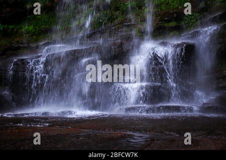 Les eaux en cascade des cascades de Tada Roung ont été abattées dans un cadre de longue exposition, un endroit populaire pour les touristes et les habitants de Kampot, au Cambodge Banque D'Images