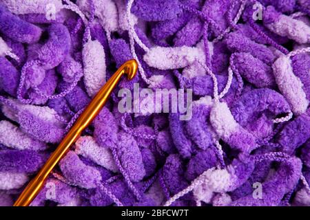 Ensemble de couture pour couture. Gros plan sur un beau fil violet et blanc avec des balles et un crochet de crochet Banque D'Images