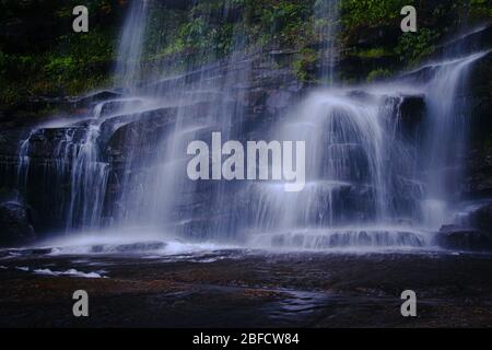 Les eaux en cascade des cascades de Tada Roung ont été abattées dans un cadre de longue exposition, un endroit populaire pour les touristes et les habitants de Kampot, au Cambodge Banque D'Images