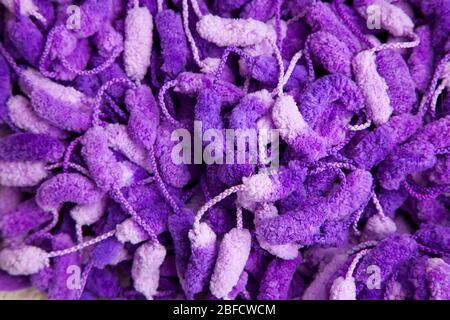 Gros plan de beaux fils violets et blancs avec des billes pour produits à tricoter à la main. Arrière-plan et texture pour le contenu Banque D'Images