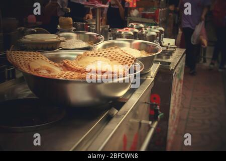 Nageoires de requin sur glace à utiliser pour préparer la soupe d'ailerons de requin, un plat chinois traditionnel vendu dans le quartier chinois de Bangkok Banque D'Images