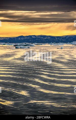 Glacier Ice flottant sur l'eau, iceberg au groenland au coucher du soleil. Banque D'Images