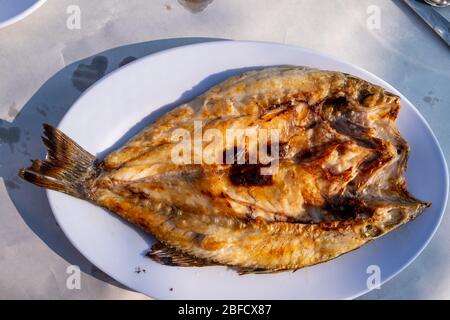 Poisson grillé au bar sur la plaque à vaisselle Banque D'Images