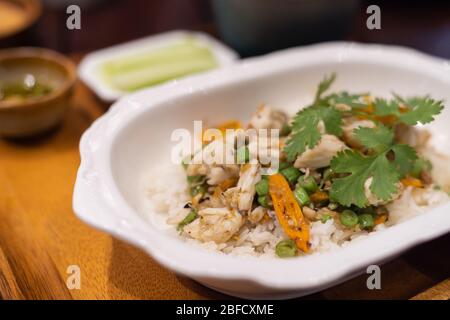 Gros plan. Riz frit avec plaque de viande de crabe et oignon, ail, concombre, citron, oeuf et bol à soupe sur table en bois. Cuisine thaïlandaise. Style alimentaire asiatique. Vue de dessus. Banque D'Images