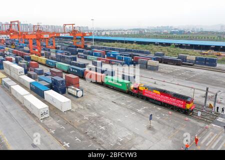 (200418) -- BEIJING, le 18 avril 2020 (Xinhua) -- une photo aérienne montre un train de marchandises Chine-Europe, aussi le train de 1ère rue "China Post" CR Express, prêt à quitter la gare de Tuanjiecun dans la municipalité de Chongqing, au sud-ouest de la Chine, le 3 avril 2020. (Xinhua/Tang Yi) Banque D'Images