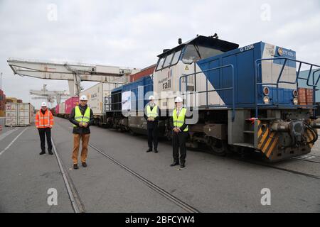 (200418) -- BEIJING, le 18 avril 2020 (Xinhua) -- les invités chinois et allemands assistent à la cérémonie de bienvenue du train marchandises Chine-Europe de Wuhan, dans la province de Hubei en Chine centrale, à Duisburg, en Allemagne, le 14 avril 2020. (Consulat général de la République populaire de Chine à Düsseldorf/cours d'instruction via Xinhua) Banque D'Images