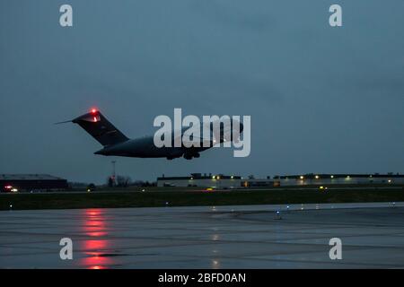 La 167ème aile Airlift a transporté un peu plus d'un million de kits d'essai COVID-19 de la base aérienne d'Aviano, en Italie, à Memphis, Tennessee, le 16 avril 2020. Les kits de test, qui sont masunufacturés en Italie, seront distribués dans tout le pays à partir du hub Fed Ex du Tennessee. Dix-huit palettes ont rempli le compartiment de chargement de l'avion C-17 Globemaster III, crééré par sept Airmen 167ème AW. (ÉTATS-UNIS Photos de la Garde nationale aérienne par le Sgt principal. Emily Beightol-Deyerle) Banque D'Images