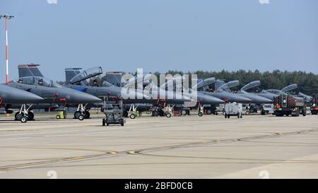 F-15 E Strike Eagles affectés aux 492ème et 494ème escadrons de chasse de la ligne de taxi à la Royal Air Force Lakenheath, Angleterre, 16 avril 2020. Les deux escadrons sont des unités déployables prêtes au combat à l'échelle mondiale capables d'exécuter des attaques stratégiques, des interdictions, un soutien aérien étroit et des missions contre-aériennes à l'appui de plans de guerre et d'opérations de contingence pour le Commandement européen des États-Unis, le Commandement de l'Afrique des États-Unis et l'OTAN. (ÉTATS-UNIS Photo de la Force aérienne par Airman 1ère classe Jessi Monte) Banque D'Images