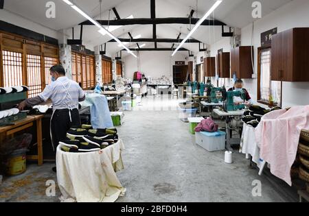 (200418) -- CHENGDU, 18 avril 2020 (Xinhua) -- les travailleurs font des chaussures à la main dans le village de Zhanqi, dans le canton de Tangchang, à Chengdu sud-ouest de la province du Sichuan, 17 avril 2020. Lai Shufang, 62 ans, est engagé dans la fabrication de chaussures Tangchang artisanales depuis plus de 40 ans. Dans le canton de Tangchang, la famille de Lai est la seule à avoir encore des chaussures en tissu Tangchang, qui présentent 32 procédures avant sa fin. Comme de nombreux artisans, Lai était autrefois inquiet que l'artisanat disparaisse et qu'il n'y aurait pas d'héritiers. Cependant, l'artisanat a ouvert sa voie à la réussite lorsqu'il wa Banque D'Images