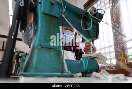 (200418) -- CHENGDU, 18 avril 2020 (Xinhua) -- Lai Shufang fabrique des chaussures faites main dans le village de Zhanqi, dans le canton de Tangchang, à Chengdu sud-ouest de la province du Sichuan, 17 avril 2020. Lai Shufang, 62 ans, est engagé dans la fabrication de chaussures Tangchang artisanales depuis plus de 40 ans. Dans le canton de Tangchang, la famille de Lai est la seule à avoir encore des chaussures en tissu Tangchang, qui présentent 32 procédures avant sa fin. Comme de nombreux artisans, Lai était autrefois inquiet que l'artisanat disparaisse et qu'il n'y aurait pas d'héritiers. Cependant, l'artisanat a ouvert sa voie à la réussite Banque D'Images