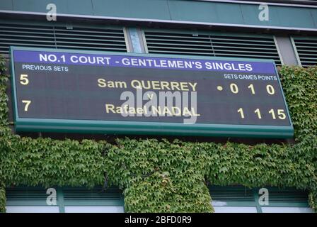 Tableau de bord électronique pour les célibataires Sam Querrey et Rafael Nadal, Wimbledon, Londres, Royaume-Uni. Banque D'Images