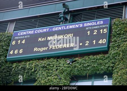 Tableau de bord électronique pour les célibataires du Tribunal du Centre Roger Federer et Kei Nishkori, Wimbledon, Londres, Royaume-Uni. Banque D'Images