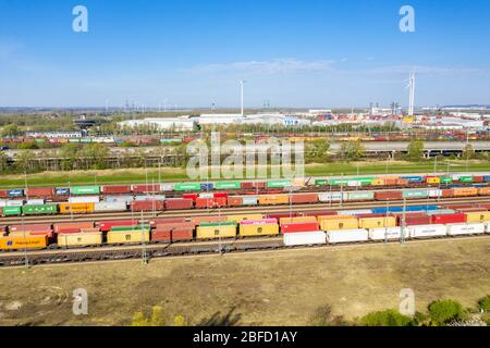 Chantier de fret, gare ferroviaire, triage, autoroute A 7, Altenwerder, Hambourg Allemagne Banque D'Images