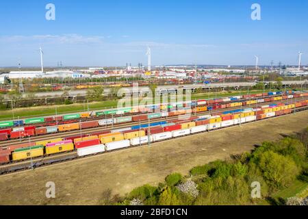 Chantier de fret, gare ferroviaire, triage, autoroute A 7, Altenwerder, Hambourg Allemagne Banque D'Images