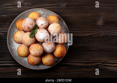 Boulettes de fromage rosé sur fond en bois sombre. Vue de dessus. Placez pour votre inscription. Banque D'Images