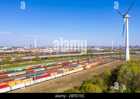 Port zone Hamburg Altenwerder, moulin à vent, gare, autoroute A 7, Altenwerder, Hambourg Allemagne Banque D'Images