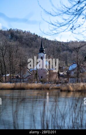 Vue sur le lac gelé et l'église de Sankt Jakob am Thurn près de Salzbourg en Autriche Banque D'Images