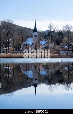 Vue sur le lac gelé et l'église de Sankt Jakob am Thurn près de Salzbourg en Autriche Banque D'Images