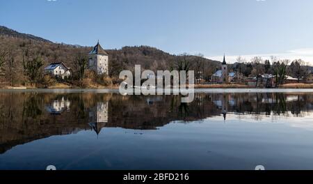 Vue sur le lac et l'église de Sankt Jakob am Thurn près de Salzbourg en Autriche Banque D'Images