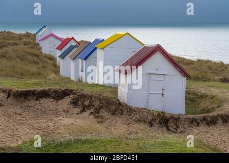 Gouville, France - 12 30 2018: Cabines de baignade colorées de Gouville Banque D'Images