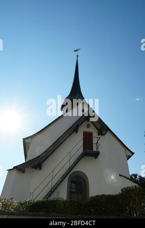 Ancien bâtiment réformé de l'église à Urdorf, vue latérale sur un jour clair, la photo prise en perspective ascendante. Banque D'Images