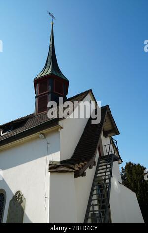 Ancien bâtiment réformé de l'église à Urdorf, Suisse, vue latérale par temps clair, la photo prise en perspective ascendante avec un accent sur la tour de l'église. Banque D'Images