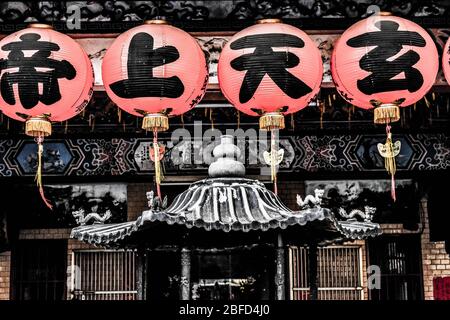 Signes chinois sur le temple bouddhiste de Taichung Banque D'Images