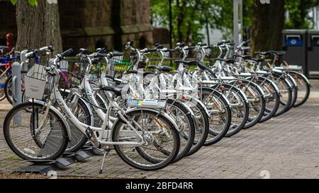 Princeton, NJ, États-Unis - 16 juin 2019: Zagster partage des vélos dans les bâtiments historiques de l'université de Princeton Banque D'Images