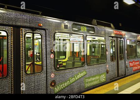 Train de métro vide (en allemand : « U-Bahn ») pendant les heures de pointe habituelles à Düsseldorf.Aucun passager pendant le verrouillage en raison du virus corona. Banque D'Images